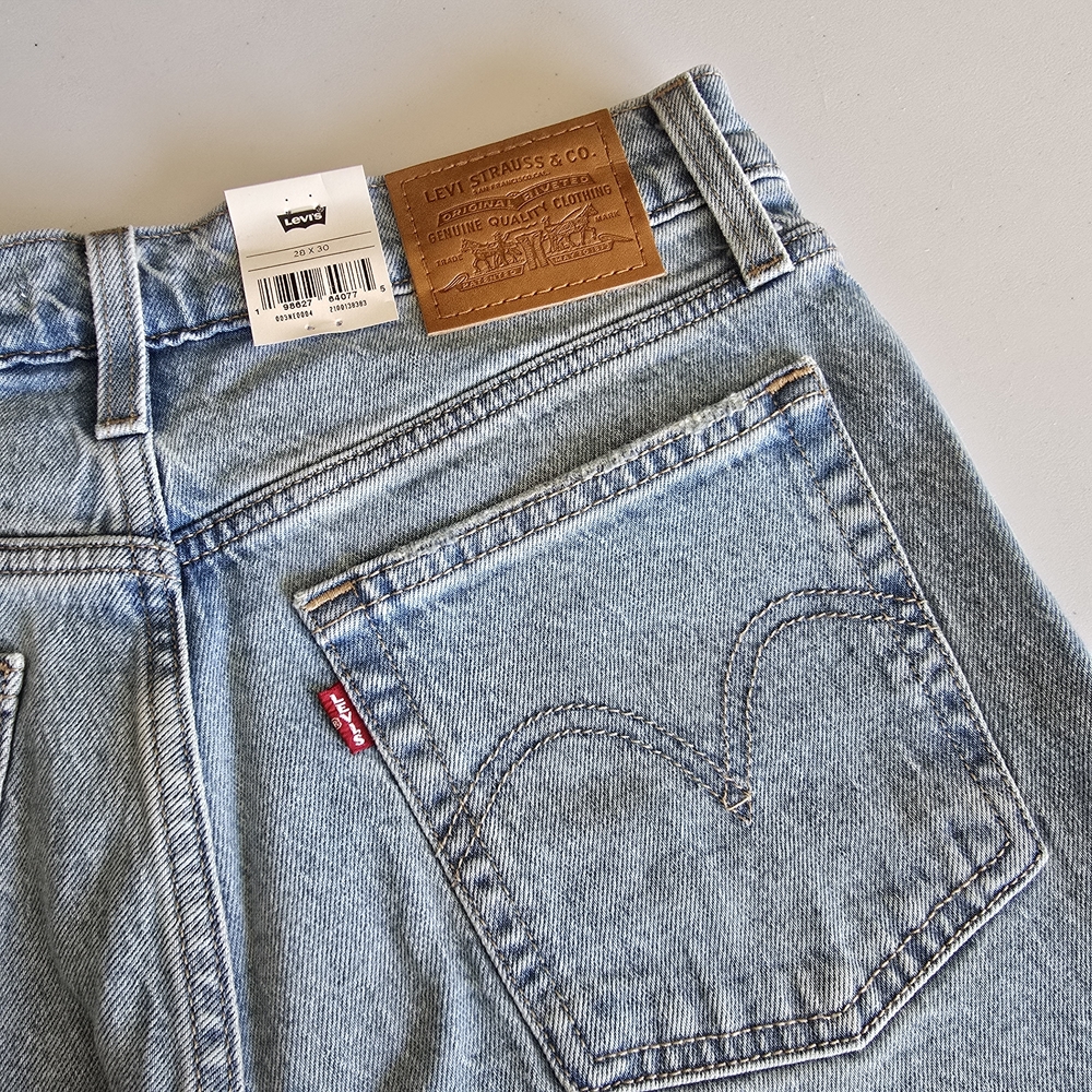 NWT Levi's Premium Wedgie Slim Straight High Rise Jeans 28 Light Wash - Picture 10 of 10